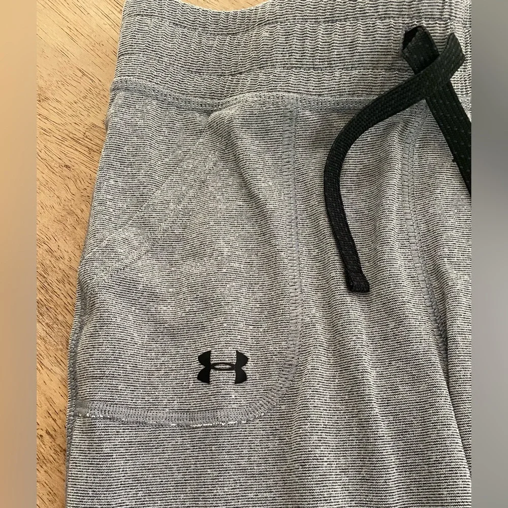 Under Armour Kids Sz (see pics‎ for measurements) Striated Gray Logo Joggers